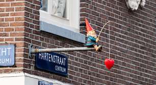 Artista faz intervenções divertidas em ruas de Amsterdã