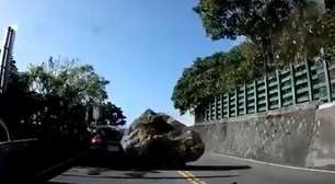 Pedra gigante despenca em estrada e esmaga carro durante terremoto em Taiwan