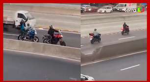Criminosos são flagrados roubando moto em avenida movimentada no Rio