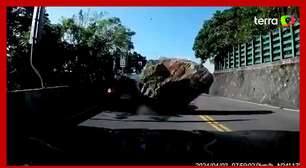 Pedra gigante despenca em estrada e esmaga carro durante terremoto em Taiwan