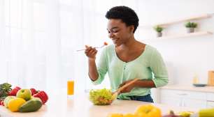 Da adolescência à menopausa: o que a mulher deve comer em cada fase da vida?