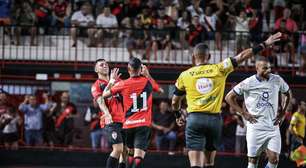 Luiz Fernando, artilheiro do Goianão, celebra título do estadual