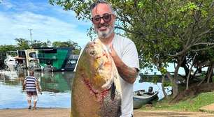 Chefe de cozinha profissional pesca tambaqui com quase 30 quilos