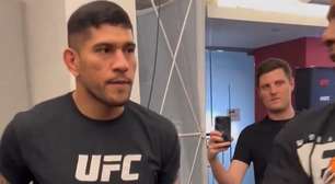 VÍDEO: Poatan encontra Hill pela primeira vez antes de luta no UFC 300 e recebe pedido inusitado de rival
