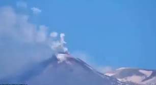 Vulcão Etna solta anéis de fumaça e deixa turistas e moradores preocupados na Sicília; vídeo