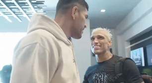 VÍDEO: Chama! Alex Poatan e Charles do Bronx trocam elogios e risadas antes de lutas no UFC 300