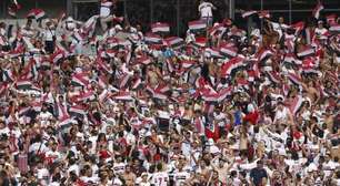 Torcida faz festa na chegada do ônibus do São Paulo ao MorumBIS