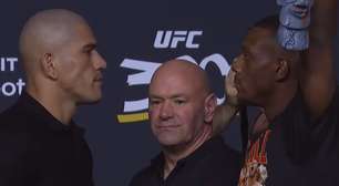 VÍDEO: Veja como foi a primeira encarada entre Alex Poatan e Jamahal Hill antes do UFC 300