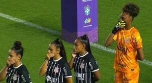 Jogadoras do Corinthians fazem protesto no jogo com o Santos. Entenda