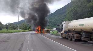 Caminhão tomba, pega fogo e interdita BR-277 na Serra do Mar