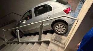 Torcedor erra saída e desce escadaria no Mineirão com carro; confira