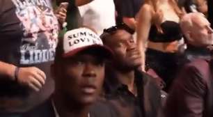 VÍDEO: Israel Adesanya não se empolga ao assistir nocaute brutal de Alex Poatan no UFC 300