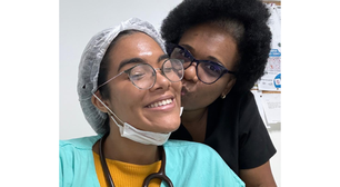 Médica negra comemora primeiro plantão com mãe enfermeira: "Rica do que o dinheiro não compra"