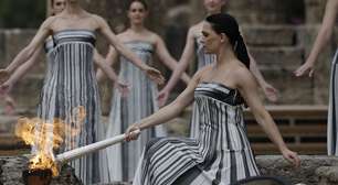 Chama olímpica de Paris é acesa em cerimônia na Grécia e inicia revezamento da tocha