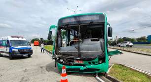 Acidente entre dois ônibus deixa sete passageiros feridos na Linha Verde: 'Preocupou', diz bombeiro