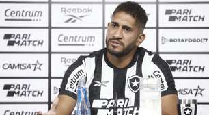 Pablo é apresentado no Botafogo e se diz pronto após lesão grave