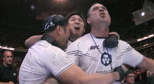VÍDEO: Câmera registra reação enlouquecedora dos treinadores de Holloway após nocaute no UFC 300