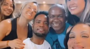 Carlos Alberto posta vídeo ao lado de 'vizinhos' de condomínio: 'Muito amado'