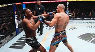 Intenção ou coincidência? Pisão de Alex Poatan em Jamahal Hill gera debate após nocaute no UFC 300; veja