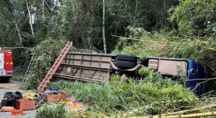 Ônibus capota e deixa sete mortos e 15 feridos em Minas Gerais