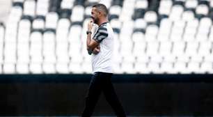 Artur Jorge comanda treino horas antes de jogo entre Botafogo e Atlético-GO