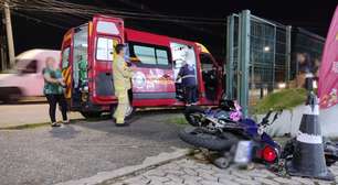 Motociclista de 19 anos que teria sido fechado por caminhonete sofre grave acidente em Curitiba