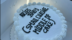 Confeiteira se confunde e escreve orientações de cliente sobre bolo no topo