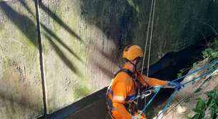 Garis alpinistas limpam encostas de comunidades no RJ