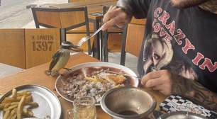 Bem-te-vi pousa na mesa e 'almoça' com casal em bar na Vila da Penha; vídeo