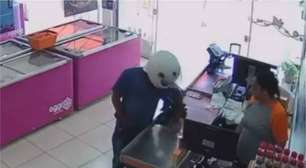 De capacete, homem entra em sorveteria em São Roque e comete assalto