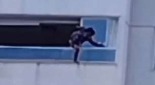 Mulher se pendura em janela de prédio no Setor Bueno, em Goiânia; vídeo