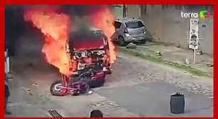 Motociclista é atropelado por veículo em chamas e sofre ferimentos leves; vídeo