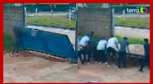 Vídeo mostra portão desabando em cima de funcionária de escola em Goiás