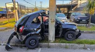 Carro 'abraça' poste e motorista abandona passageiro ferido após sair de balada em Curitiba
