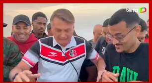 Bolsonaro quase é derrubado por onda ao gravar vídeo com apoiadores no RJ