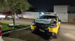 Viatura da Polícia Militar fica com a frente destruída após se envolver em acidente com carro na CIC