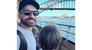 Thales Bretas, viúvo de Paulo Gustavo, publica fotos de passeios com filhos na Austrália