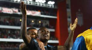 Grêmio vence Estudiantes com um a menos e segue vivo na Libertadores