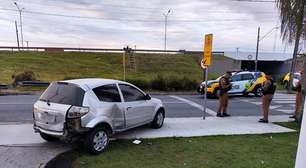 Homem com carro roubado é morto após perseguição policial; câmera flagrou roubo a posto