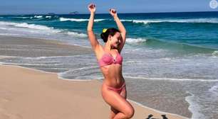 Larissa Manoela exibe barriga sequinha em biquíni com decotão e ganha elogio picante de André Luiz Frambach: 'Gostosa demais'