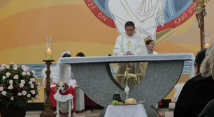Cachorro adotado por padre faz sucesso em igreja de São Paulo e ganha título de 'cãoroinha'