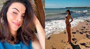 A espera do segundo filho, Mel Fronckowiak exibe barriguinha de grávida na praia