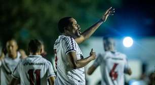 Atacante sente dores no treino e é dúvida para a partida contra o Cruzeiro