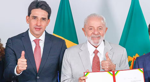 Lula usa gravata em homenagem ao cachorro Joca e cobra Gol e Anac por morte