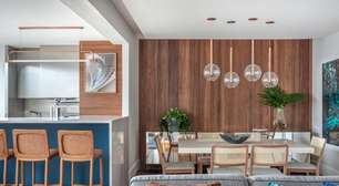 Apartamento ganha décor com tons de azul, cinza e madeira