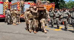 Corpos de PMs mortos em acidente são recebidos com marcha fúnebre na Academia da Polícia Militar, em Goiânia