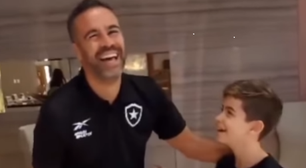 Torcedor mirim faz pedido inusitado ao técnico do Botafogo; veja vídeo