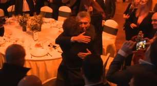 Mauricio Macri abraça e elogia Milei: "Ele está em uma batalha épica"
