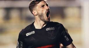 Viña celebra primeiro gol no Flamengo e cita os efeitos da altitude: 'Fica pesado'