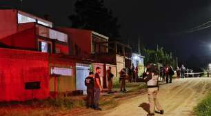 Jovens são mortos em suposto 'acerto de contas' dentro de casa em Piraquara; vítima foi executada durante banho